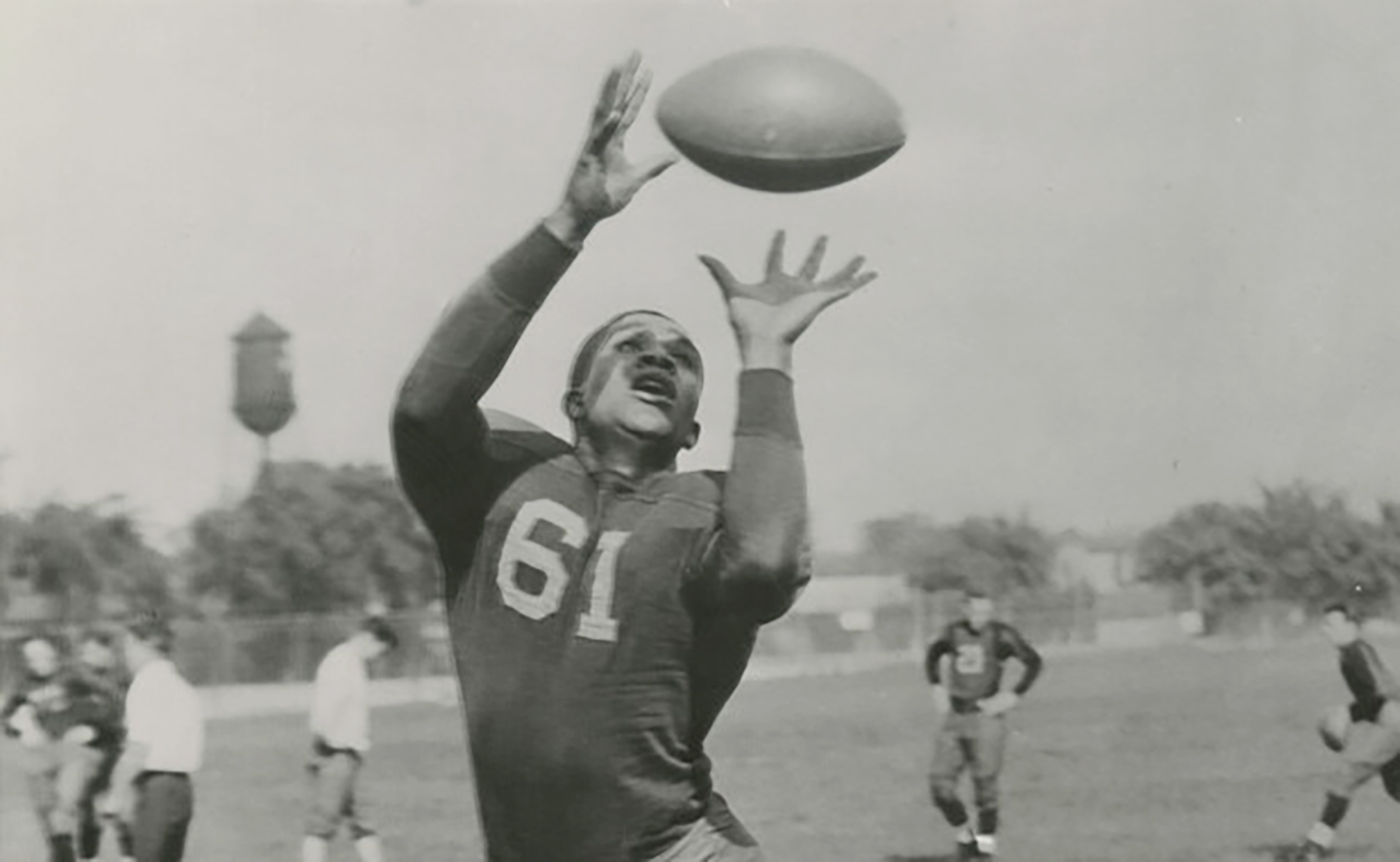 A photo of Willis Ward catching a pass during practice in 1934.